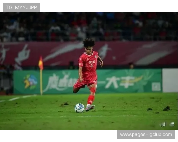 中年大叔奔跑绿茵场重拾梦想用坚持书写热血足球人生传奇篇章